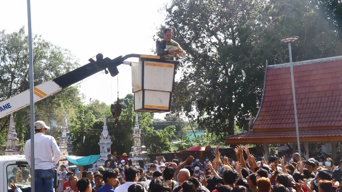 วัดแทบแตก! ลุงนาคโปรยทานงานบวชหลานชายกว่า 1 แสนบาท