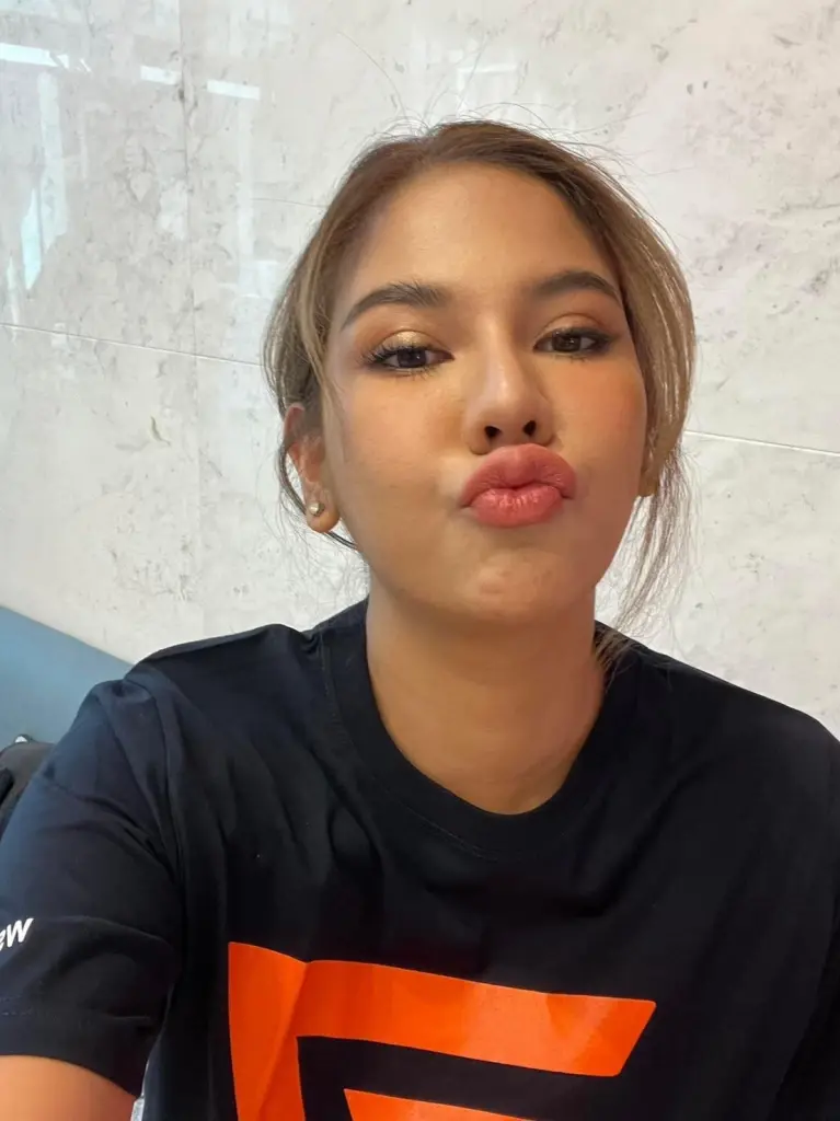 “หมิว สิริลภัส” สมัครสมาชิกพรรคก้าวไกล อยากให้ประเทศไทยเปลี่ยนแปลง