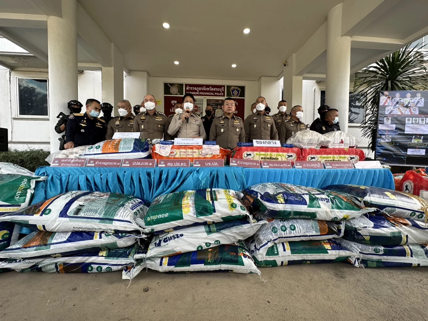 ตร.รวบแก๊ง “คิงส์โพธิ์ดำ” แก๊งยาบ้ารายใหญ่ภาคกลางพร้อมของกลาง 2 ล้านเม็ด