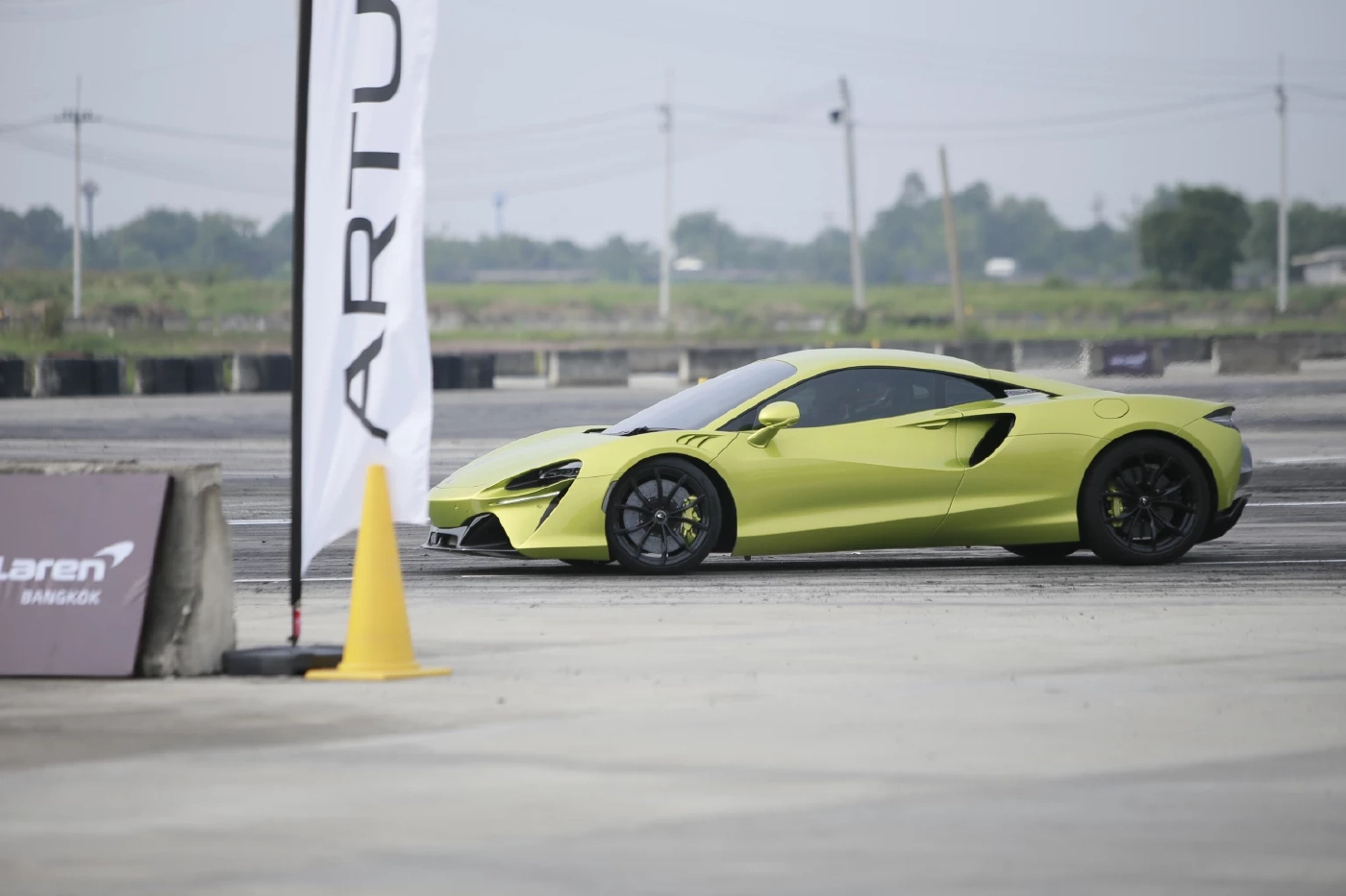 สัมผัสสมรรถนะแบบเอ็กซ์คลูซีฟ  McLaren Artura Plug-In Hybrid