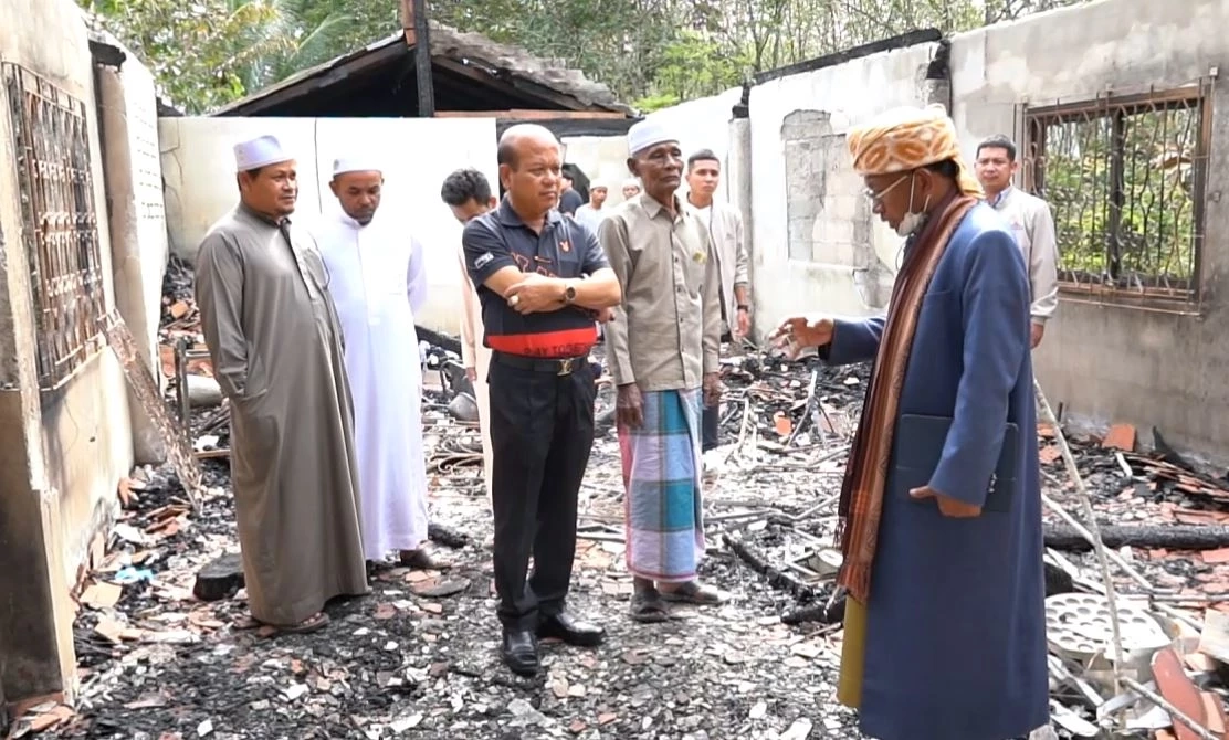 สุดเศร้า! ญาติทำพิธีฝังร่าง ผู้เสียชีวิต 4 ราย จากเหตุเพลิงไหม้บ้าน