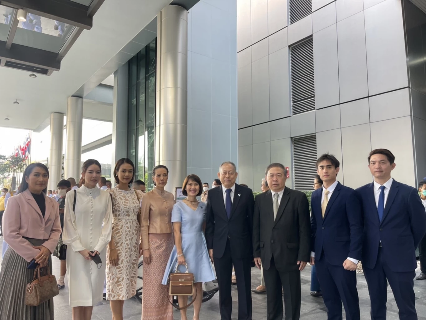 ผู้บริหารเนชั่นกรุ๊ป พร้อมด้วยผู้ประกาศข่าวเนชั่นทีวี ร่วมลงนามถวายพระพร เจ้าฟ้าพัชรกิติยาภาฯ ให้ทรงหายจากพระอาการประชวร