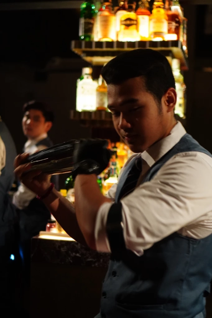 เสน่ห์ยวนใจกลางทองหล่อ "The Cardroom" คลับสมาคมลับของผู้รักไพ่