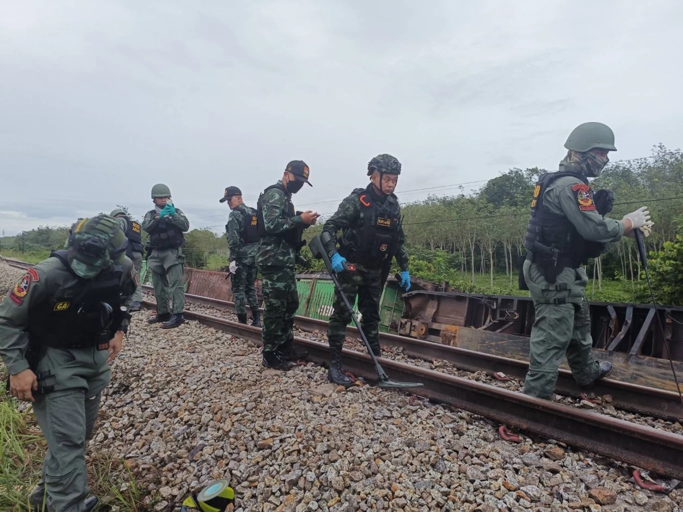 เจ้าหน้าที่เข้าตรวจสอบพื้นที่หลังเกิดเหตุวางระเบิดรางรถไฟ เมื่อวันที่ 3 ธ.ค.ที่ผ่านมา