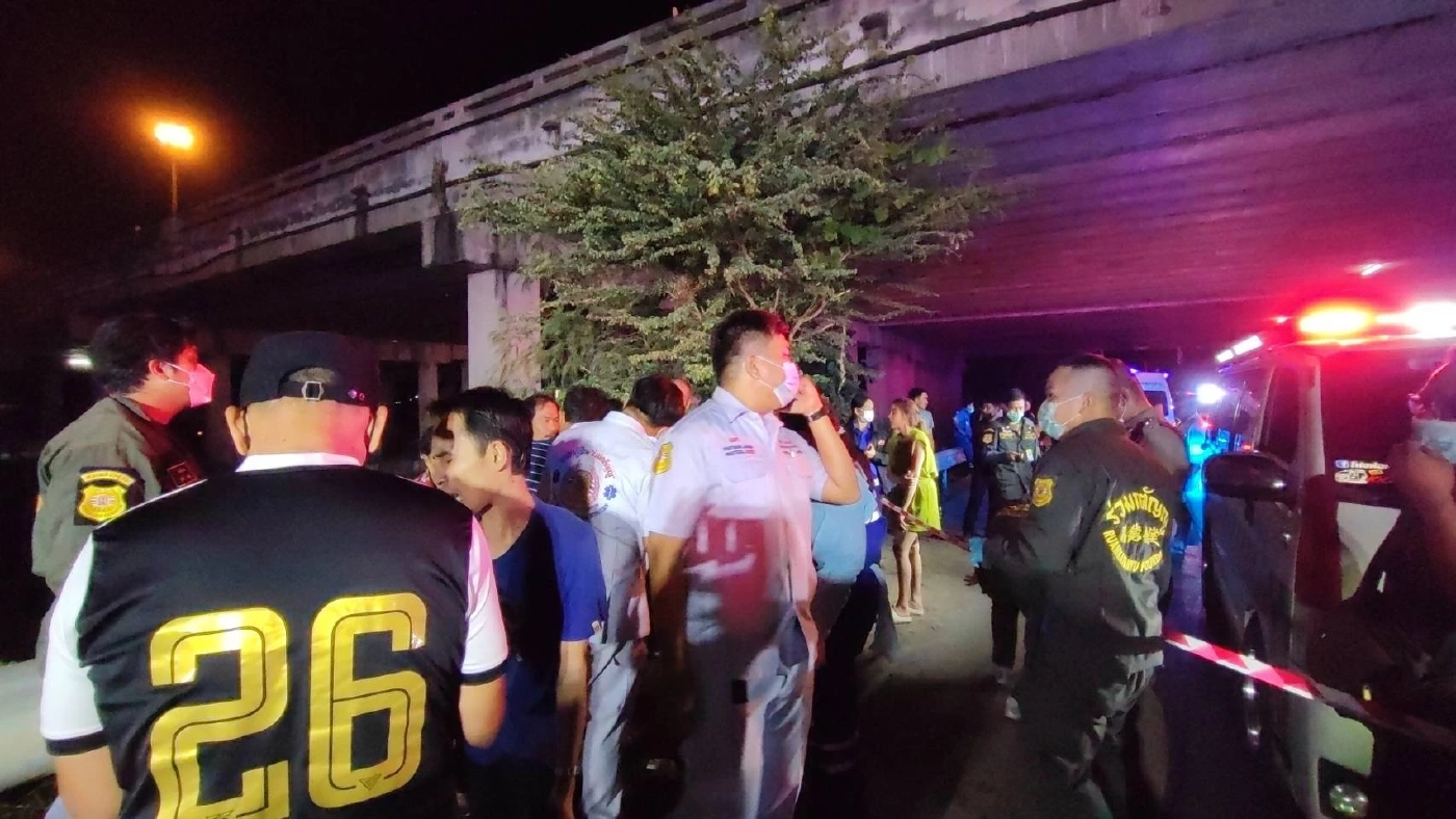 รถตู้โดยสารพาคนกลับ ตจว. พุ่งตกคลองระพีพัฒน์ ดับ 4 บาดเจ็บ 7