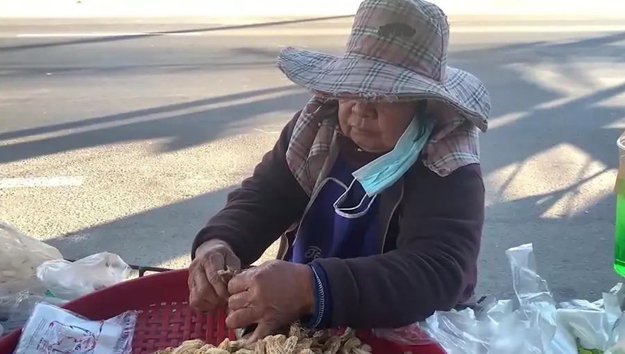 แม่ค้าบริเวณใต้สะพานลอย