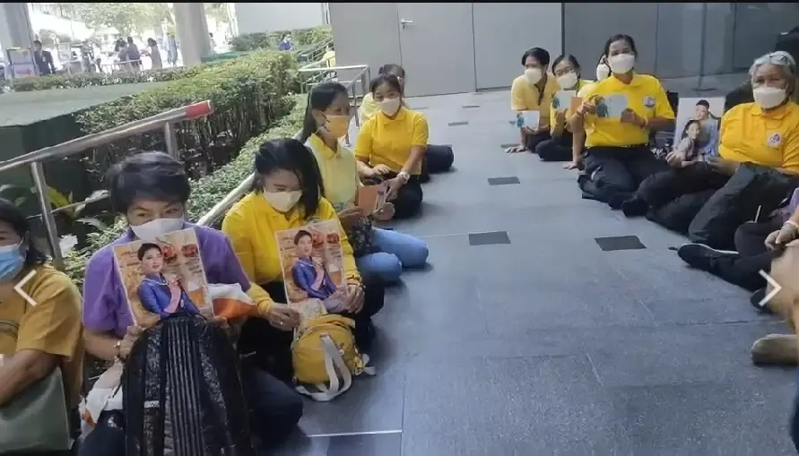 บรรยากาศบริเวณอาคารภูมิสิริมังคลานุสรณ์ มีพสกนิกร ร่วมถวายพระพร แด่ "พระองค์ภาฯ"ให้ทรงหายจากพระอาการประชวร