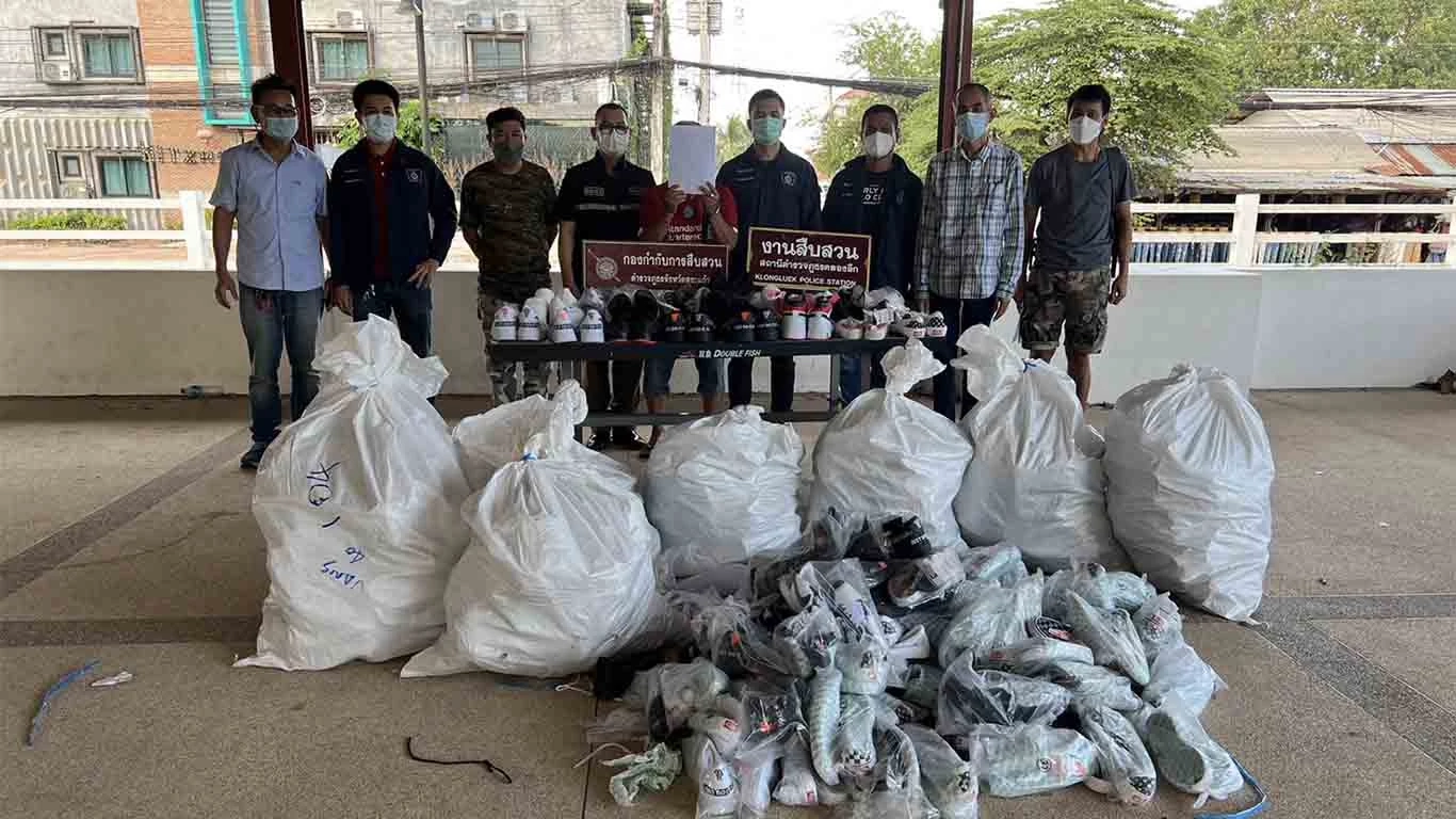 บุกโกดังตลาดโรงเกลือ ยึดรองเท้าละเมิดลิขสิทธิ์ 2 พันคู่ มูลค่า 2 ล้าน