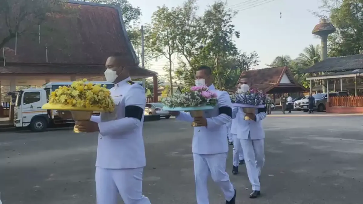 ในหลวง และพระบรมวงศานุวงศ์ พระราชทานพวงมาลา วางหน้าหีบศพ 2 ราชนาวีที่เสียชีวิตจากเหตุเรือหลวงสุโขทัยอับปาง