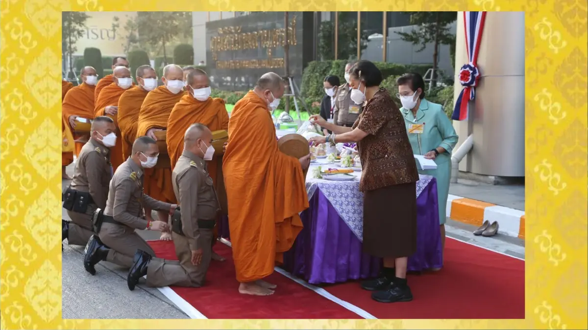 กรมสมเด็จพระเทพ ทรงบาตร พระราชทานพรในโอกาสส่งท้ายปีเก่าต้อนรับปีใหม่ 2566