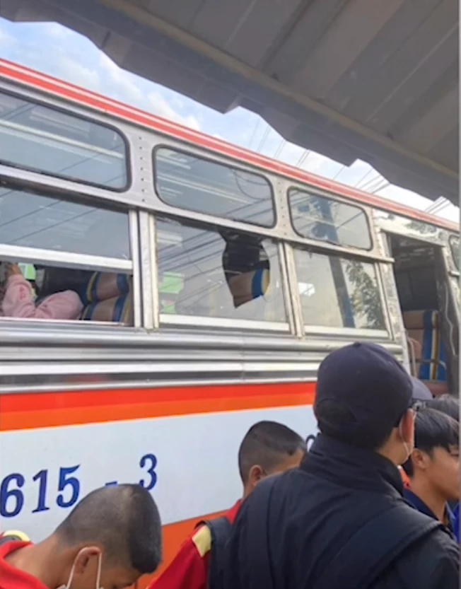 ช่างกลแปดริ้ว ขว้างระเบิด-ก้อนหินถล่มรถรับส่งนักเรียน