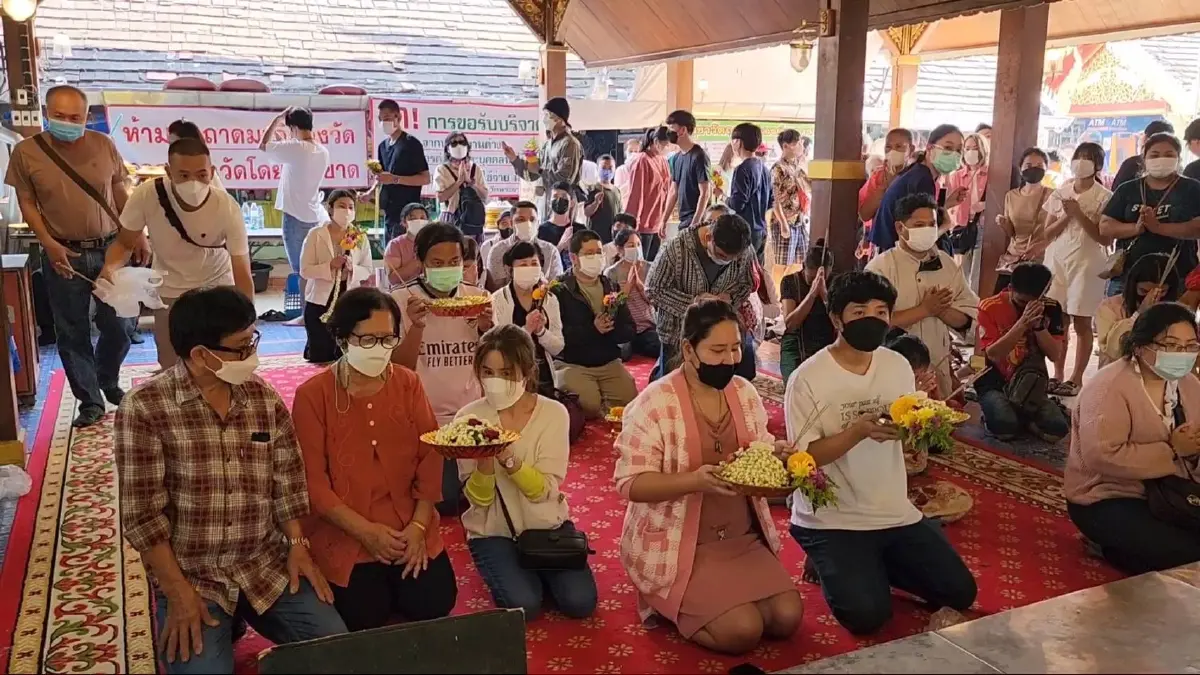 นทท.แห่ขอพรหลวงพ่อทันใจ วัดดอยคำ เสริมความเป็นสิริมงคลต้อนรับปีใหม่