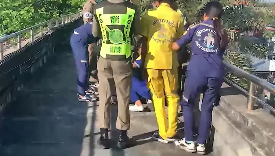 ระทึก! ช่วยหญิงจะโดดสะพานลอย ชาวบ้านหน่ายก่อเหตุแล้ว 5 ครั้ง (มีคลิป)