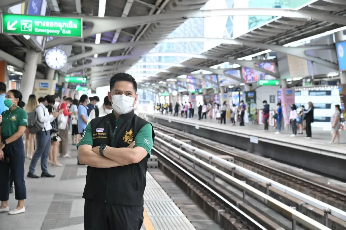 "วราวุธ"นั่งรถไฟฟ้าร่วมงานกาชาด รณรงค์ลดใช้ถุงพลาสติก
