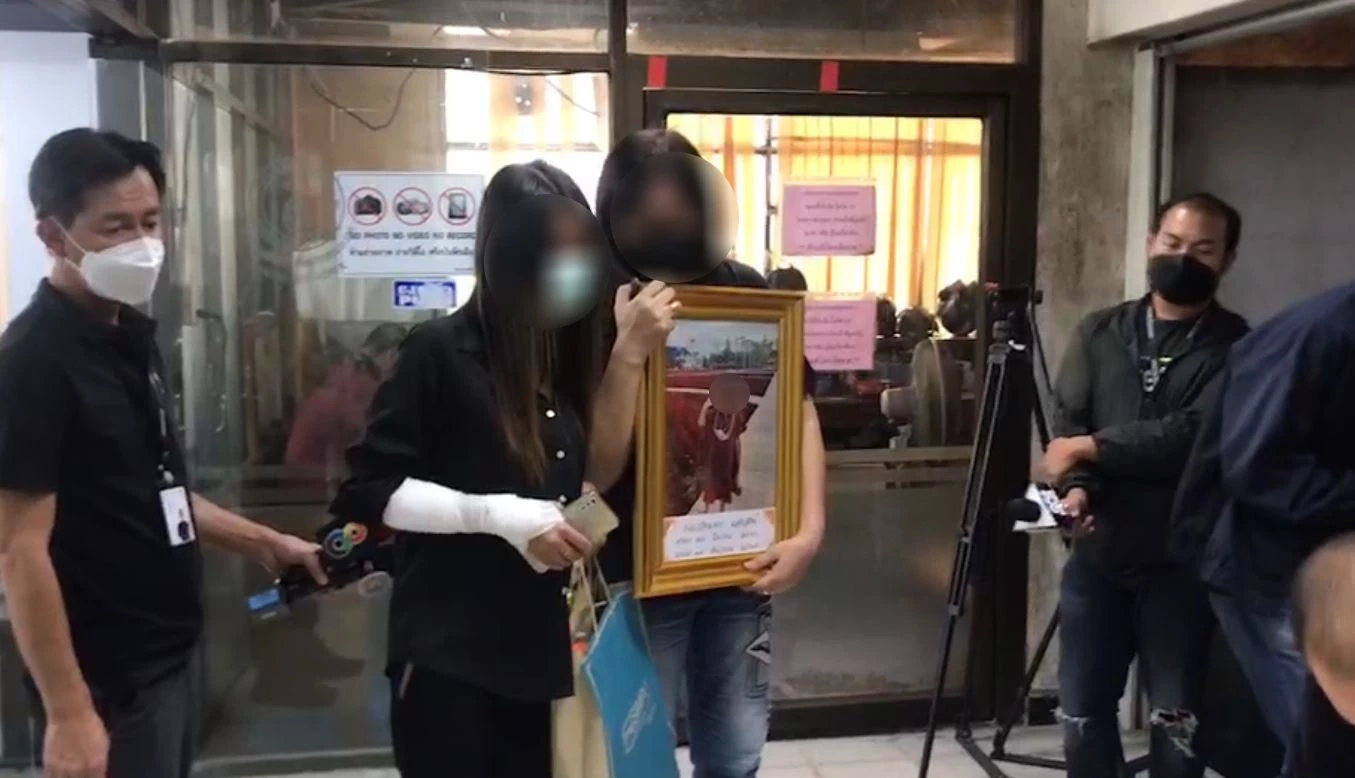 ญาติหนูน้อย 7 ขวบ ถูกรถเมล์ทับ คาใจกระบะ อ้างไม่ได้เฉี่ยว แต่วงจรปิดชัด