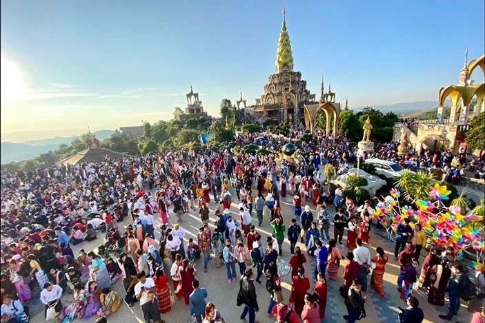 ทะลักล้น! แรงงานเมียนม่านับหมื่นคน แห่เที่ยว "วัดผาซ่อนแก้ว" ช่วงปีใหม่