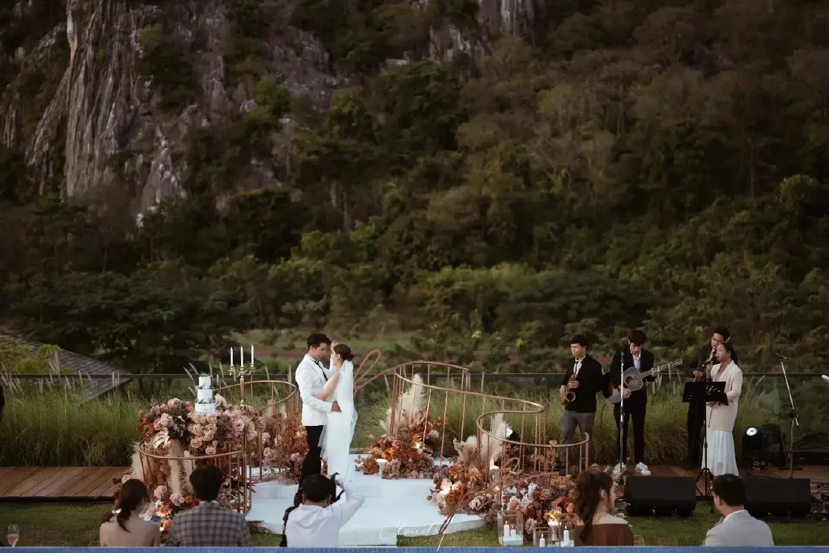 เก็บตกภาพบรรยากาศ “โบวี่ อัฐมา” จัดงานแต่งริมเขา คนบันเทิงร่วมยินดี