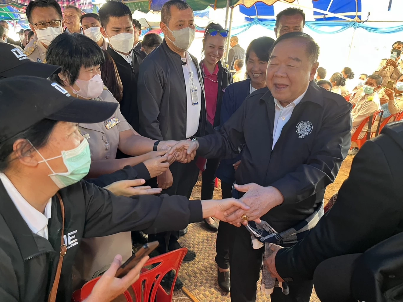 แห่ต้อนรับ! “ลุงป้อม” อบอุ่น  ระหว่างลงพื้นที่แก้น้ำท่วม-น้ำแล้ง