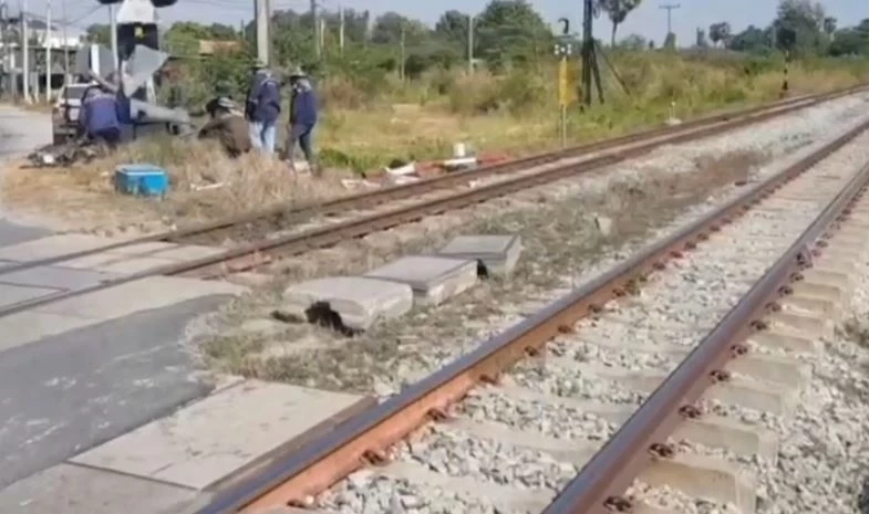 กระบะฝ่าแผงกั้น ถูกรถไฟชนกระเด็นไปโดนรถ-จยย. เจ็บระนาว 5 ราย (มีคลิป)