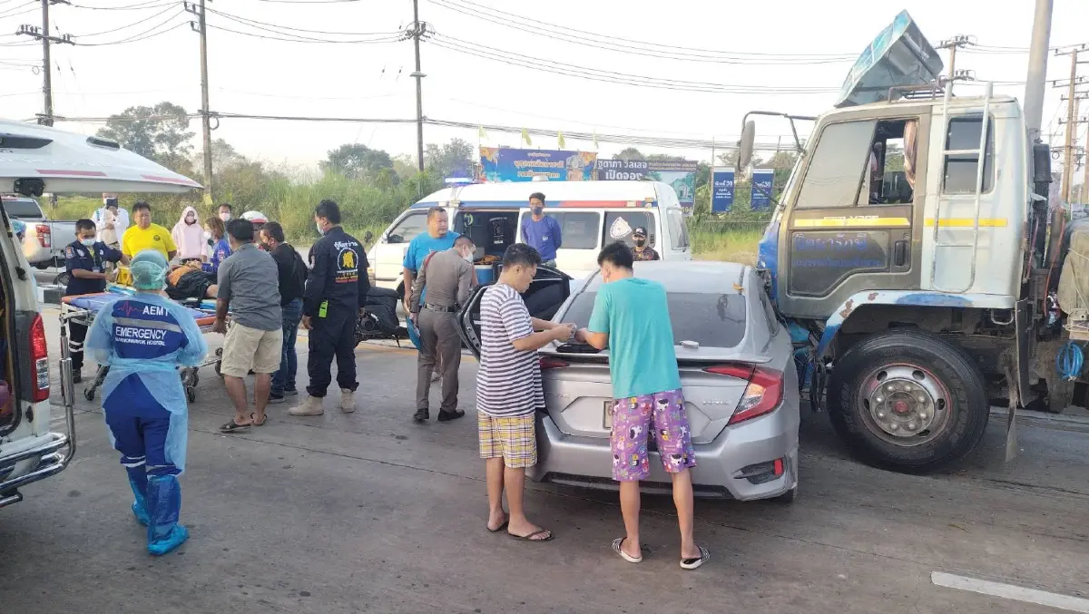 "พ่วง 22 ล้อ" ซิ่งฝ่าไฟแดงขยี้เก๋งฮอนด้า คาสี่แยก เจ็บ 1 ราย