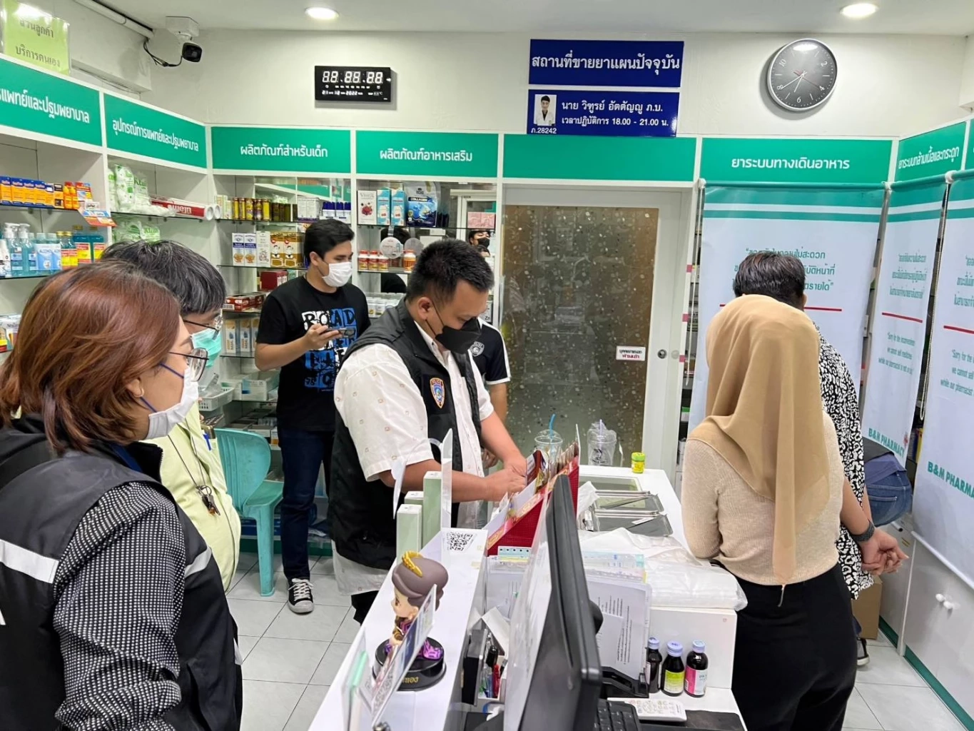 ปคบ. ลุย 4 จุดกทม. จับ 4 เภสัชกรเถื่อน ขายยา "ทรามาดอล-ยาแก้ไอ” ให้กลุ่มวัยรุ่น