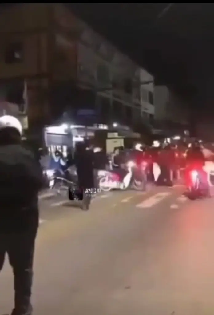 ตร.ไล่ล่า! โจ๋ปากเกร็ด ยกพวก ปาระเบิด-ยิงถล่ม บ้านคู่อริ