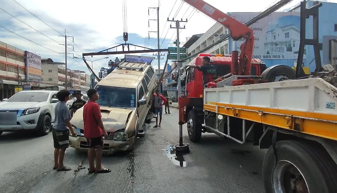 รถบรรทุกพ่วงเบรกแตก ชนรถติดไฟแดง 5 คันรวด สาวขับวีออสรอดปาฏิหาริย์