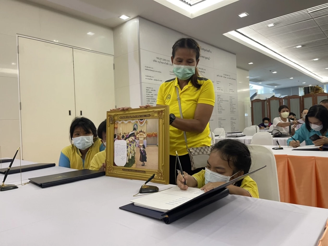 น้องหมิว บัณฑิตจิ๋ว พร้อมครอบครัว ร่วมลงนามถวายพระพร ‘เจ้าฟ้าพัชรกิติยาภา’ 