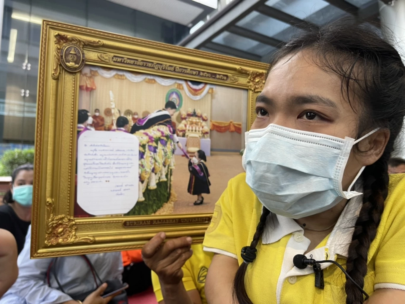 น้องหมิว บัณฑิตจิ๋ว พร้อมครอบครัว ร่วมลงนามถวายพระพร ‘เจ้าฟ้าพัชรกิติยาภา’ 