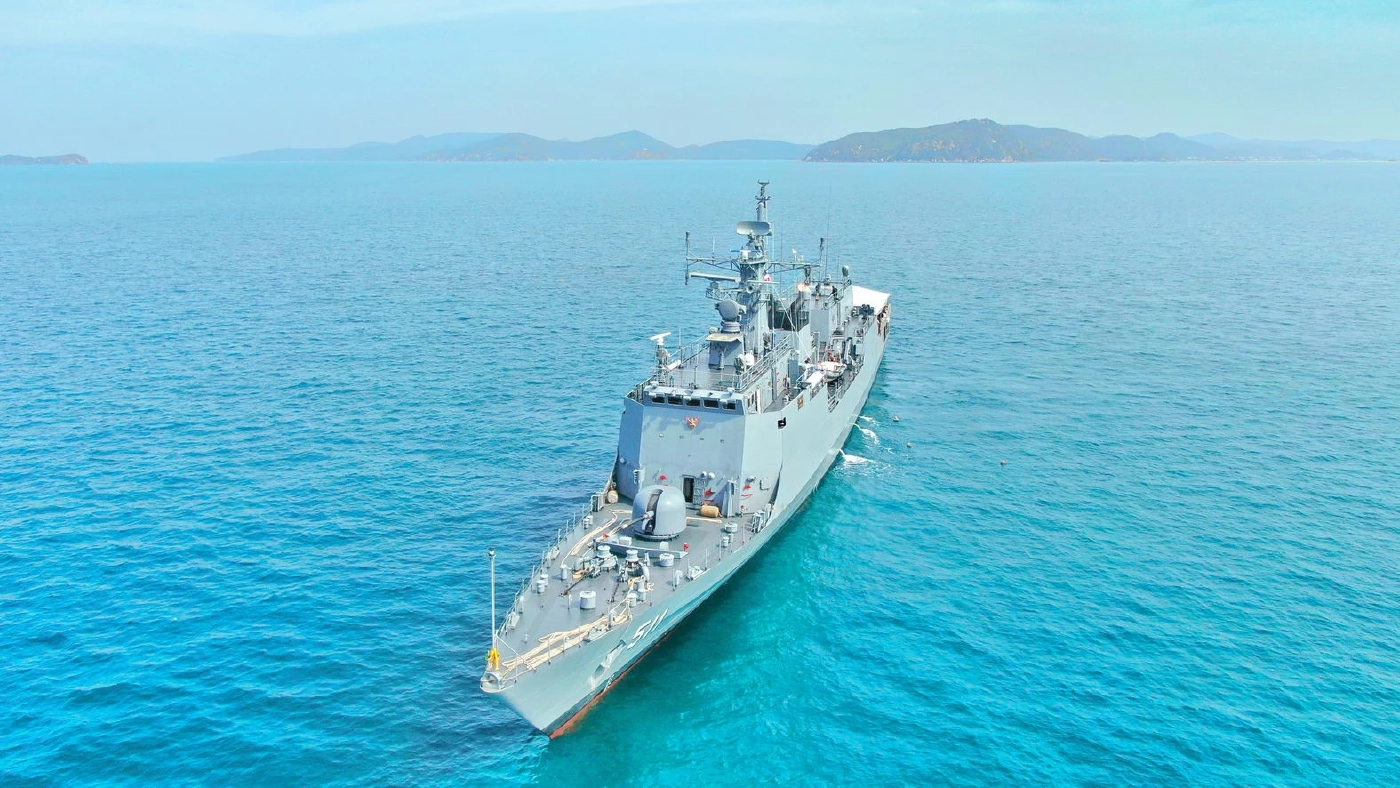 ทร.นำอัฐิ 3 วีรชน "เรือหลวงสุโขทัย" ทำพิธีลอยอังคาร ส่งดวงวิญญาณ