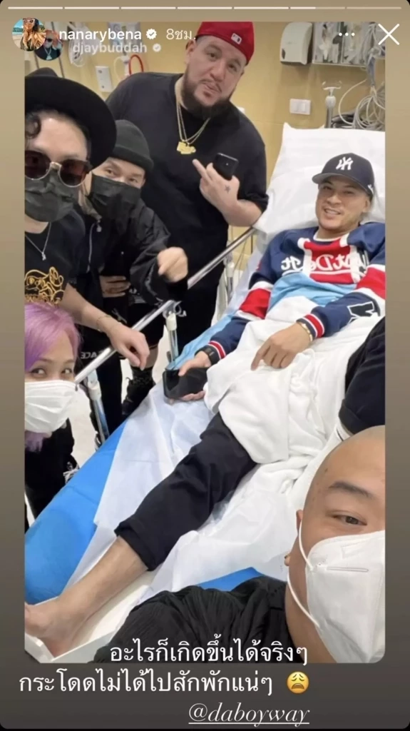 เวย์ ไทยเทเนี่ยม ประสบอุบัติเหตุตกเวทีขณะเล่นคอนเสิร์ต