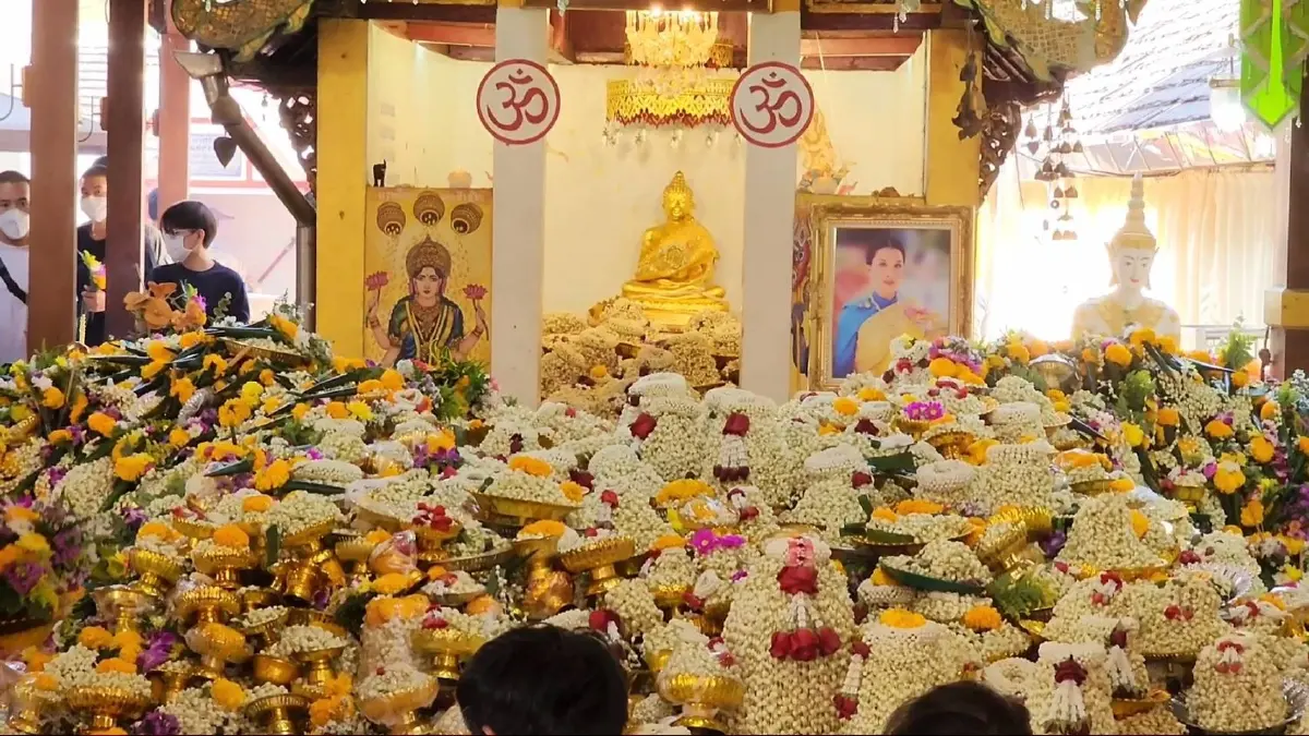 นทท.แห่ขอพรหลวงพ่อทันใจ วัดดอยคำ เสริมความเป็นสิริมงคลต้อนรับปีใหม่
