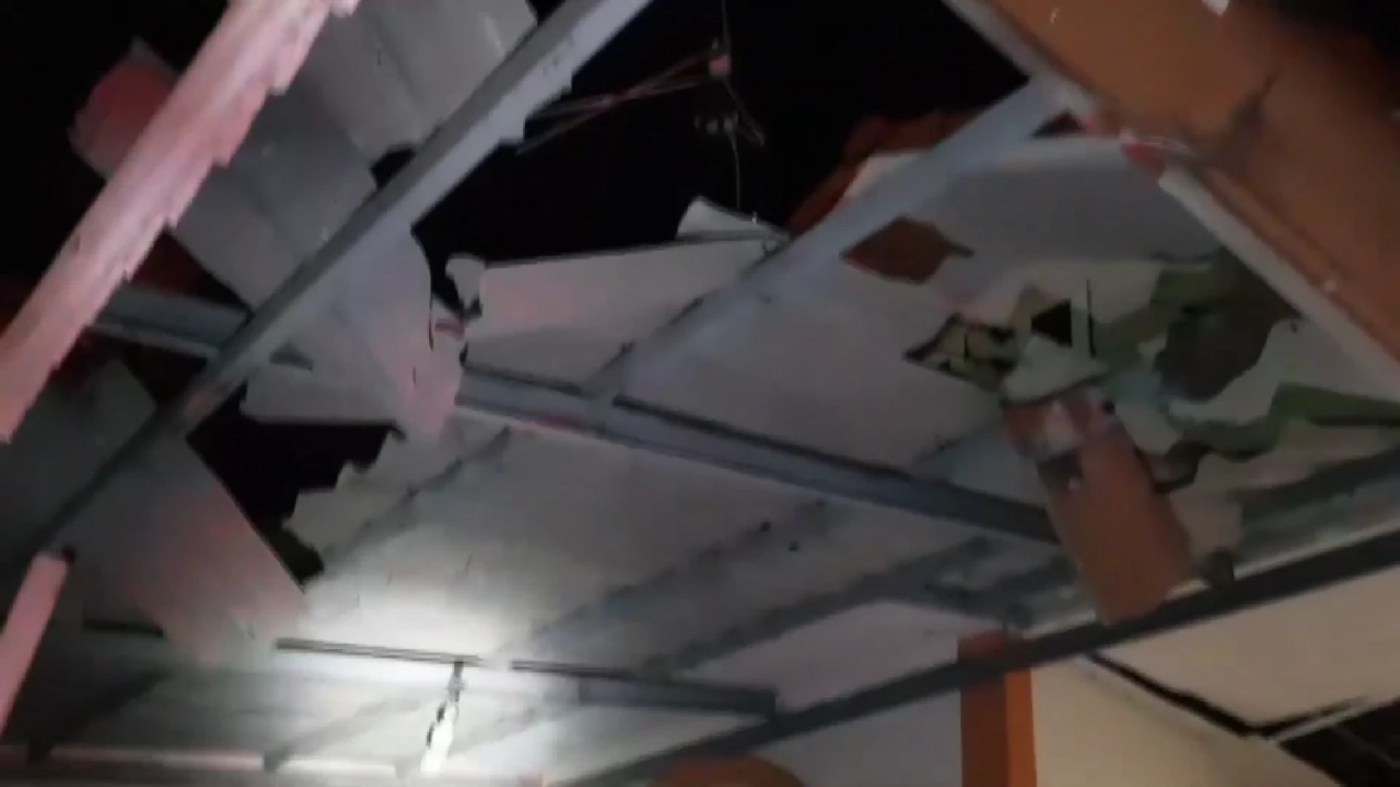 2 วัยรุ่นชลบุรีโหด ขี่จักรยานยนต์ขว้างระเบิดใส่บ้านพังเสียหาย