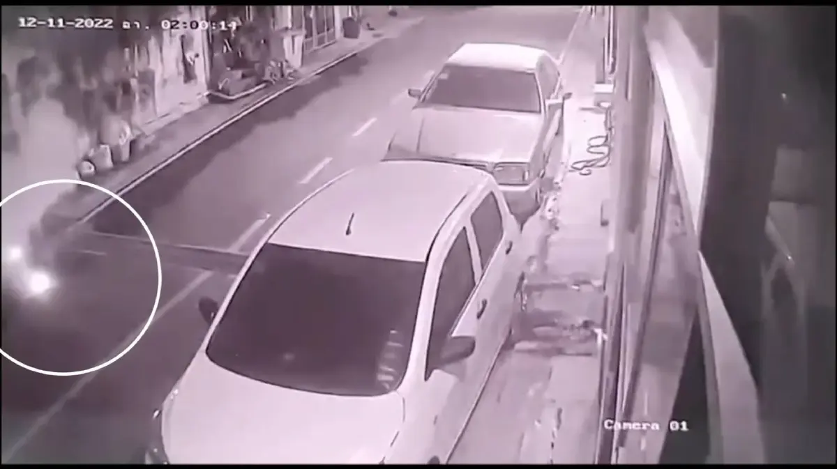 ตร.ไล่ล่า! โจ๋ปากเกร็ด ยกพวก ปาระเบิด-ยิงถล่ม บ้านคู่อริ