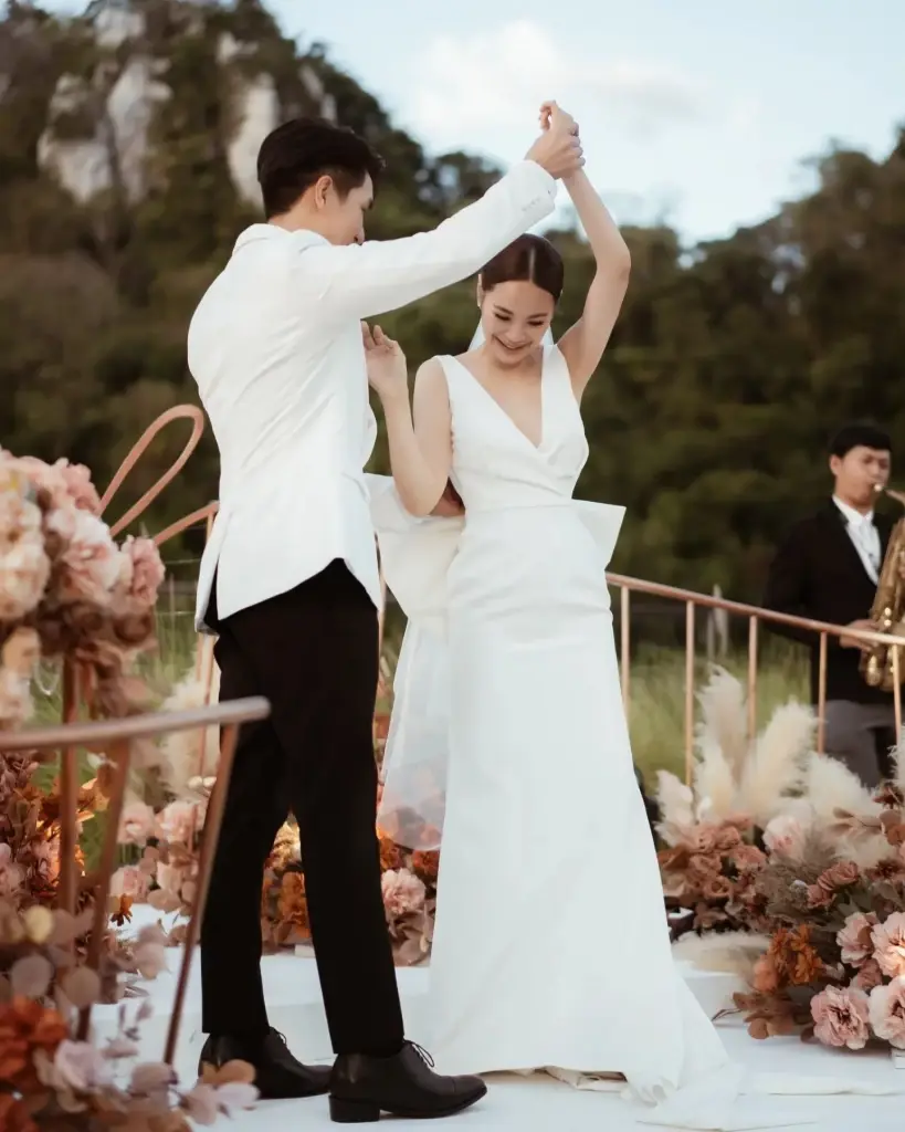เก็บตกภาพบรรยากาศ “โบวี่ อัฐมา” จัดงานแต่งริมเขา คนบันเทิงร่วมยินดี