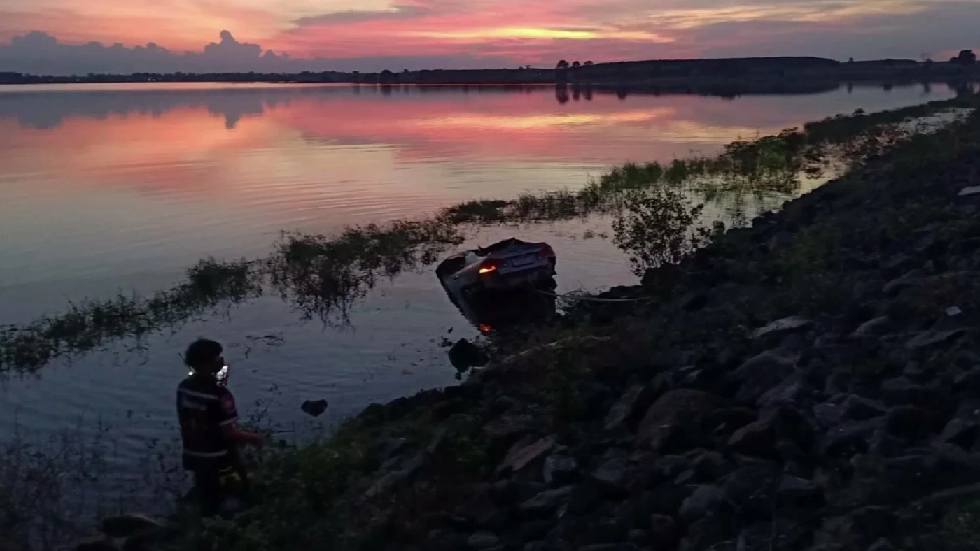 เมียช็อก! มาเที่ยวพักผ่อน จู่ๆสามีขับรถพุ่งลงเขื่อนดับ ยันไม่ได้ทะเลาะกัน