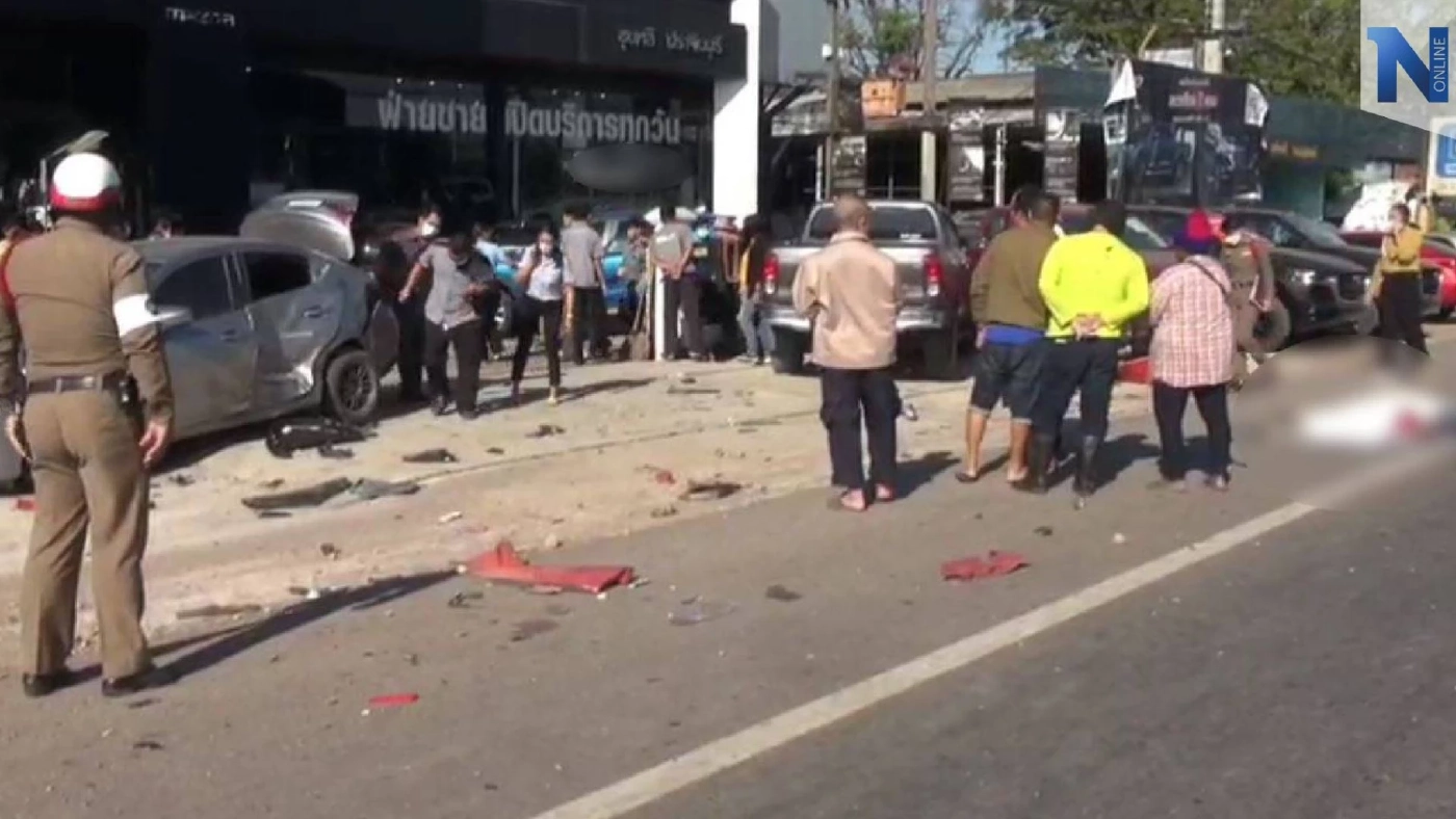 รถกระบะชนซาเล้งดับ กระเด็นไปโดนรถเสียหายอีก 5 คัน  (มีคลิป)