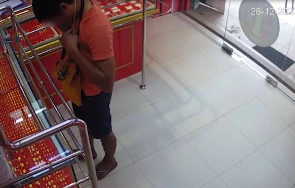 โจรฉกทองสิ้นท่า! เจอประตูนิรภัยล็อก-ออกไม่ได้ ยกมือไหว้ขอโทษ