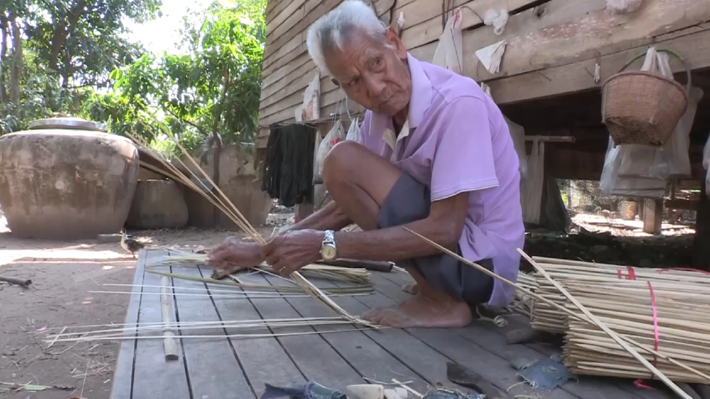 ตาวัย 80 สู้ชีวิต เครื่องจักสานจากไม้ไผ่หารายได้เลี้ยงชีพ