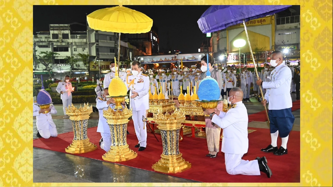 ในหลวง พระราชินี เสด็จฯ ทรงถวายราชสักการะ พระบรมราชานุสาวรีย์พระเจ้าตากสินมหาราช