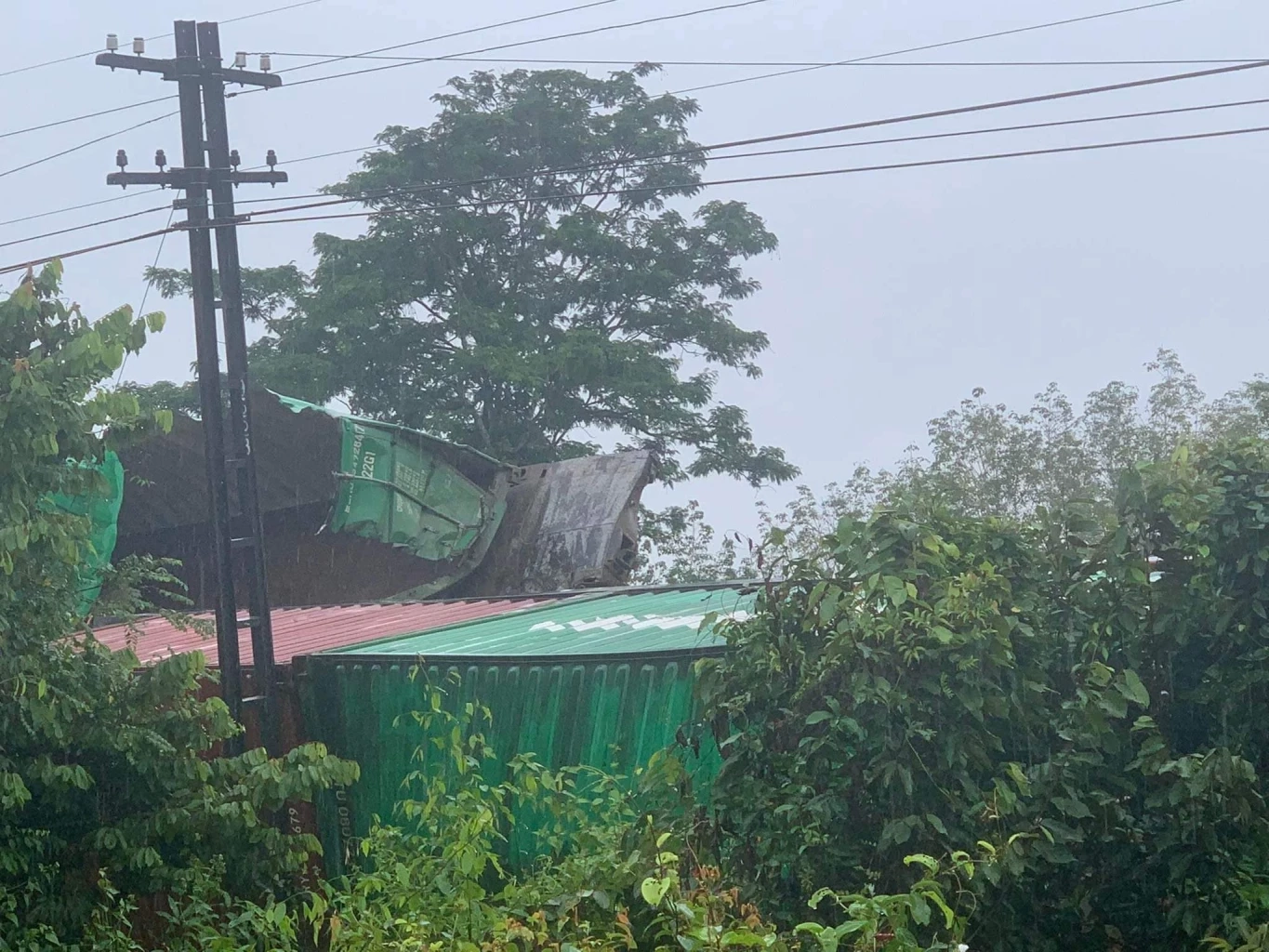 ด่วน! คนร้ายลอบวางระเบิดรถไฟบรรทุกสินค้า ตู้คอนเทนเนอร์ตกรางเสียหายยับ