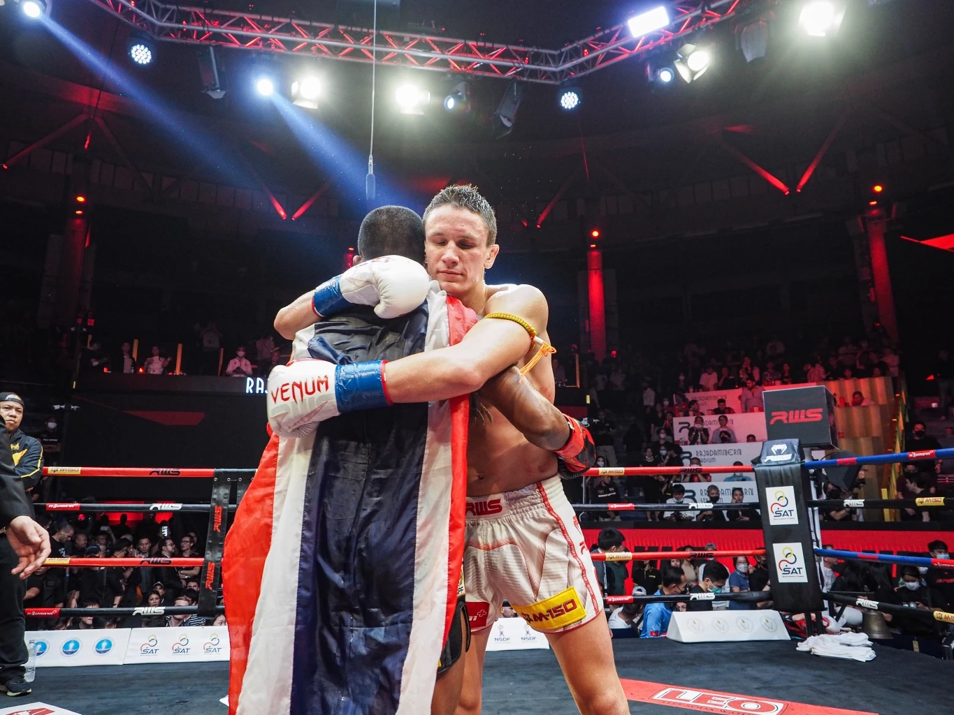 มวยคู่หยุดโลก “บัวขาว” ปะทะ “เยฟิเมนโก้” ซัดเต็มที่ครบ 3 ยก กินกันไม่ลง