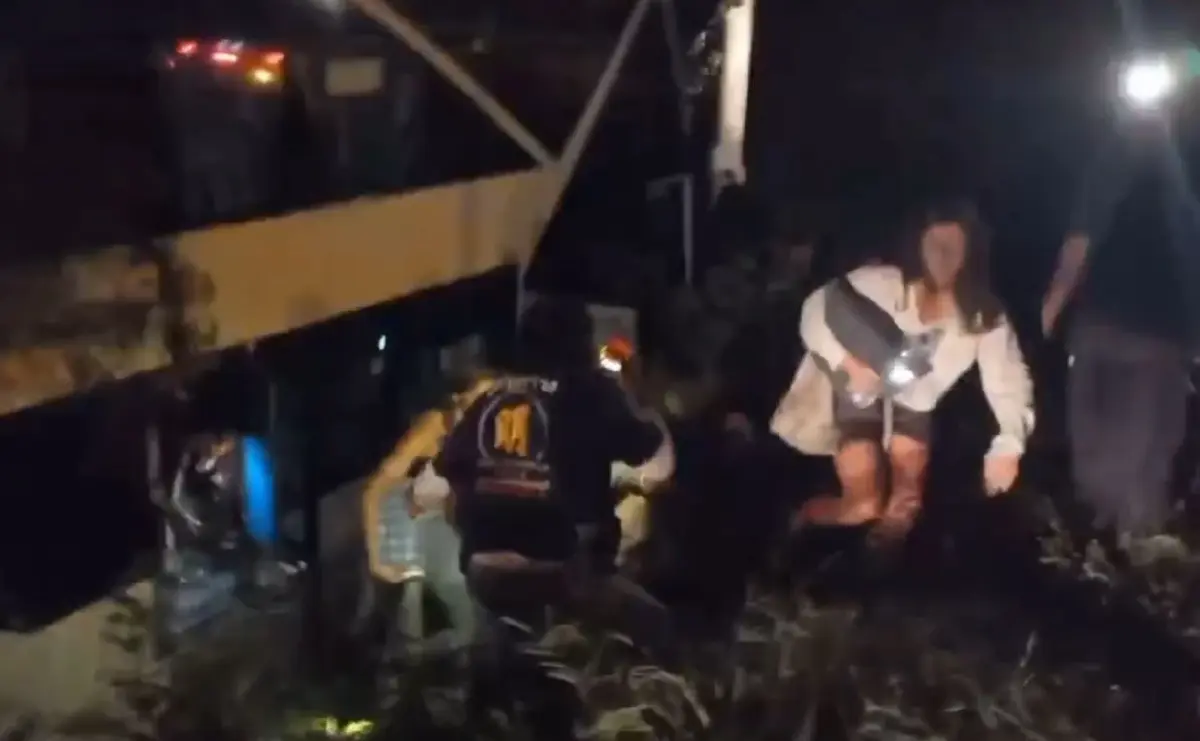 หวิดสลด! รถทัวร์เสียหลักตกข้างทาง นักท่องเที่ยวต่างชาติบาดเจ็บ 18 ราย