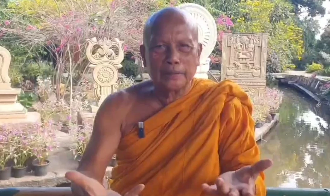 พระพยอม ชื่นชม นร. ใช้รูปในมือถือใส่บาตร ไหวพริบดี แต่ควรอยู่กับความซื่อตรง