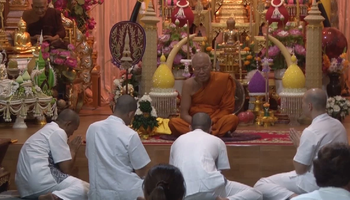 บวชครบ 7 วัน "ทิดโตโน่" กราบลาสิกขาพระอุปัชฌาย์ ขอบคุณคนไทย-ลาว ที่สนับสนุน