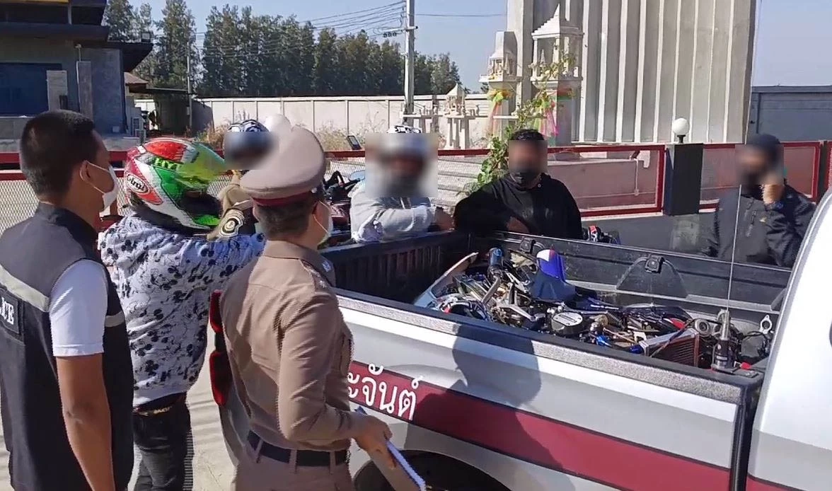 สองล้อสายบุญ ซิ่งชนท้ายรถบรรทุกเสาเข็ม เสียชีวิตคาที่