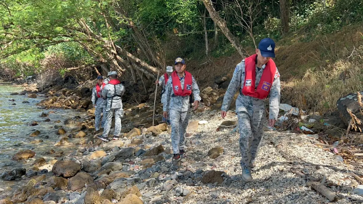 กองทัพเรือ จัดกำลังเดินเท้าสำรวจเกาะ ช่วงน้ำลดต่ำสุด ยังไม่พบ 5 กำลังพลที่สูญหาย(มีคลิป)