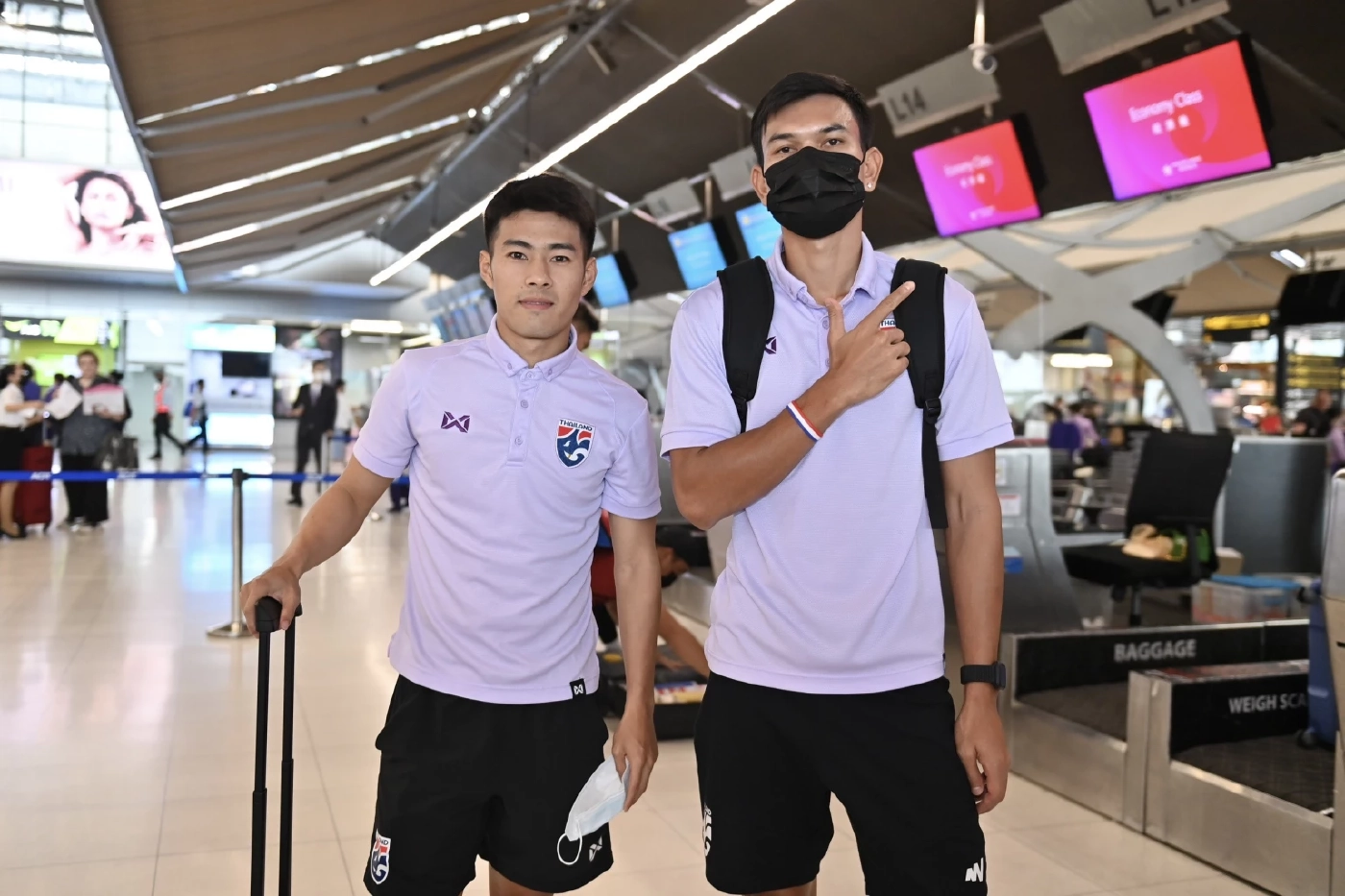 "ทีมชาติไทย" ลัดฟ้าสู่เวียดนาม "มาโน่" เผยต้องเช็กอาการ "ธีรศิลป์" วันต่อวัน