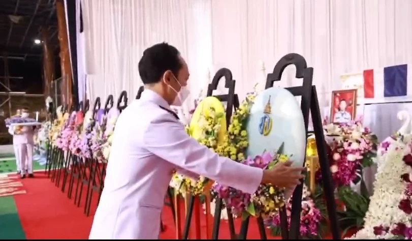 ในหลวงพระราชทานพวงมาลา วางหน้าหีบศพ "หมอแชมป์" ฮีโร่ "ร.ล.สุโขทัย"