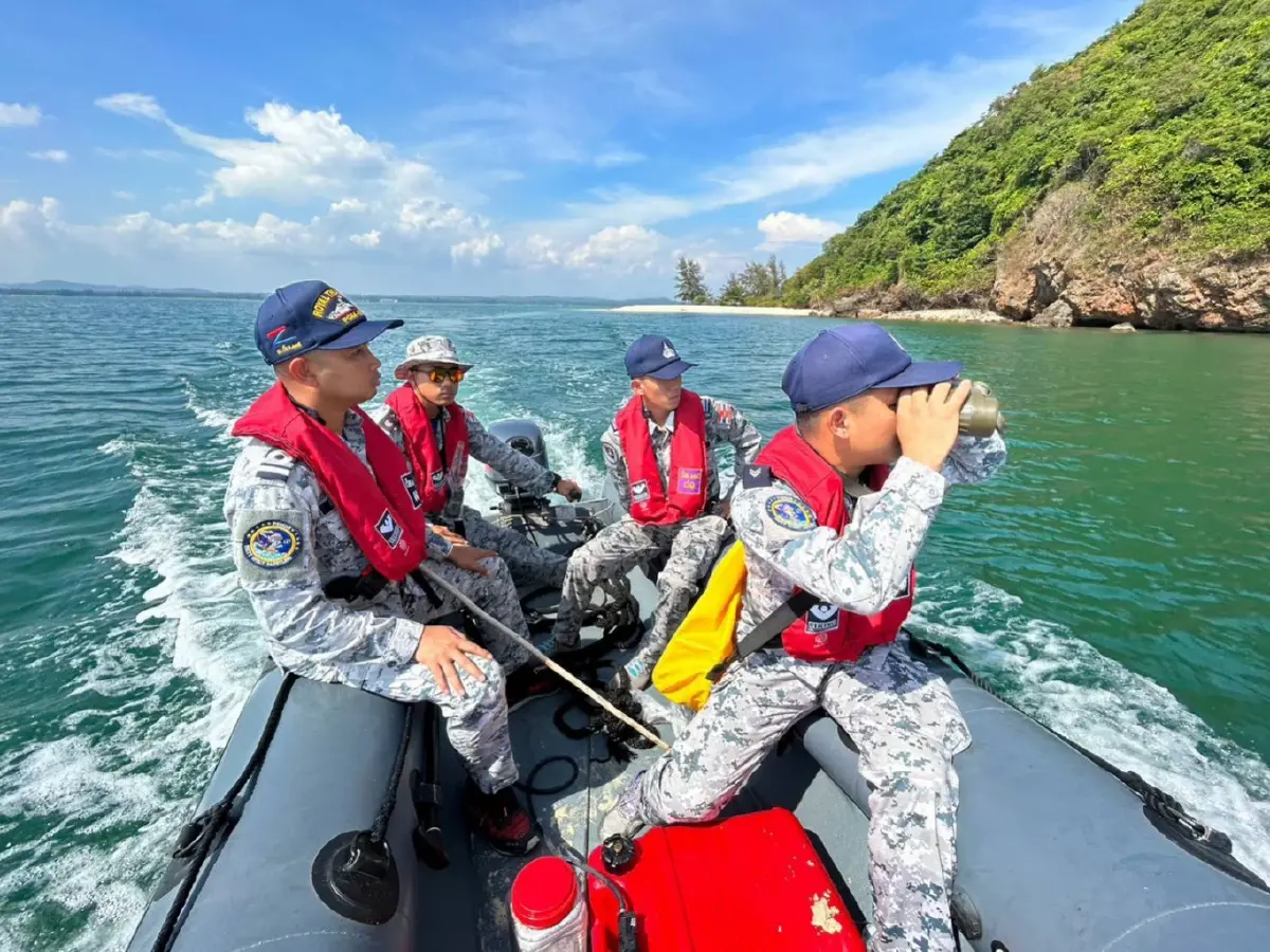 กองทัพเรือ จัดกำลังเดินเท้าสำรวจเกาะ ช่วงน้ำลดต่ำสุด ยังไม่พบ 5 กำลังพลที่สูญหาย(มีคลิป)